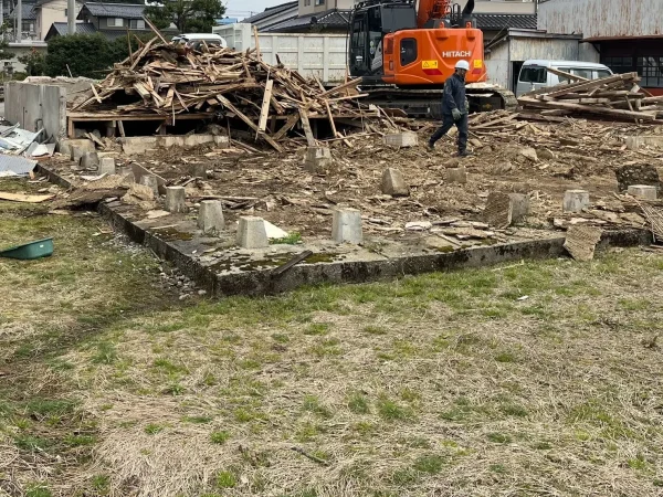 富山の株式会社エイキ　植栽と木造の解体工事　解体中